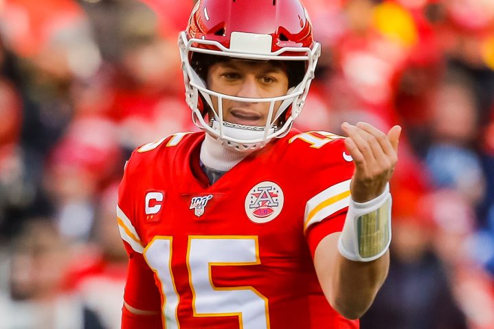 Patrick Mahomes waves his hand.