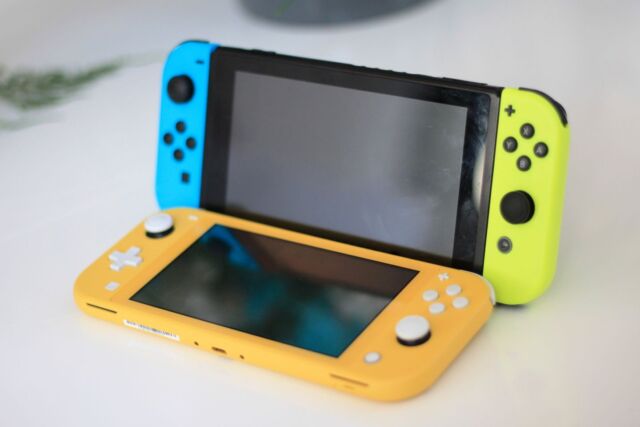 The 6.2-inch screen of the Switch seen alongside the 5.5-inch screen of the Switch Lite.