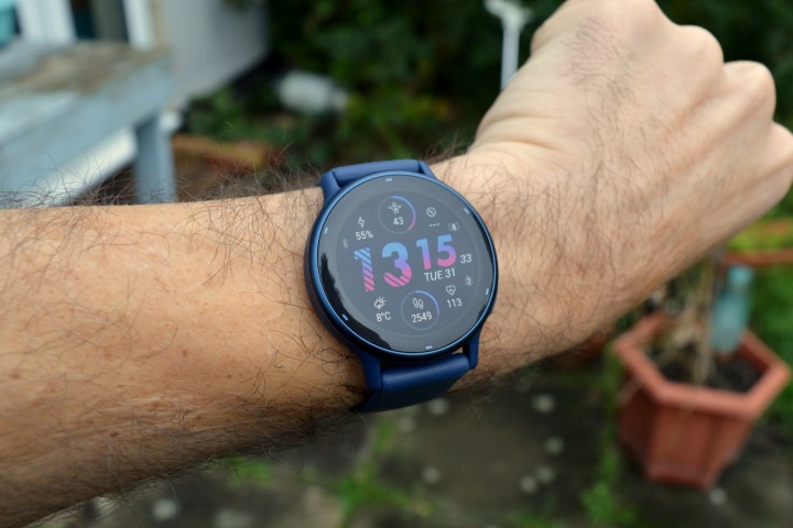 The Garmin Vivoactive 5's main watch face.