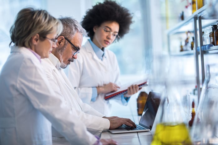 Three scientists work in a lab.