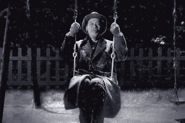 Takashi Shimura on a swing as it snows in Ikiru (1952).