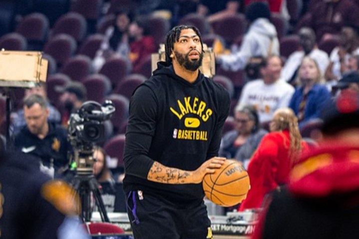 Anthony Davis holds a basketball and prepares for a shot.