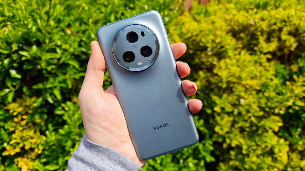 Honor Magic 5 Pro in-hand