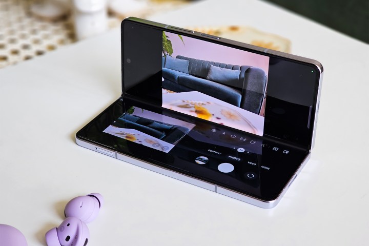 Samsung Galaxy Z Fold 5 Flex mode camera preview.