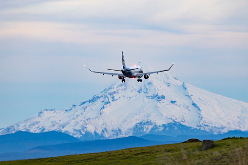 Alaska SkyWest Airlines Embraer 175 Mt Hood.