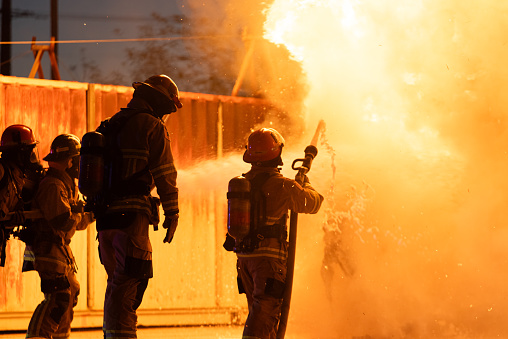 Bomberos luchando contra un incendio rugiente