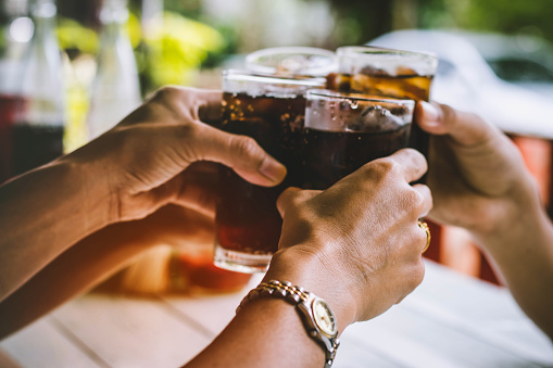 die Leute trinken im Urlaub