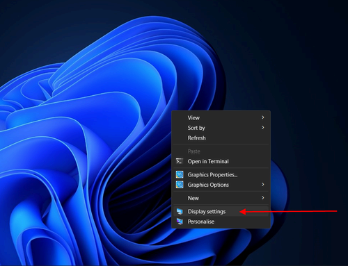 A red arrow highlighting the Display Settings option in the Windows 11 context menu.