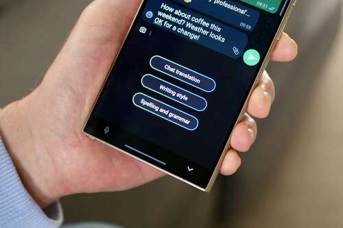 Activating the Chat Assist feature on the Samsung Galaxy S24 Ultra.