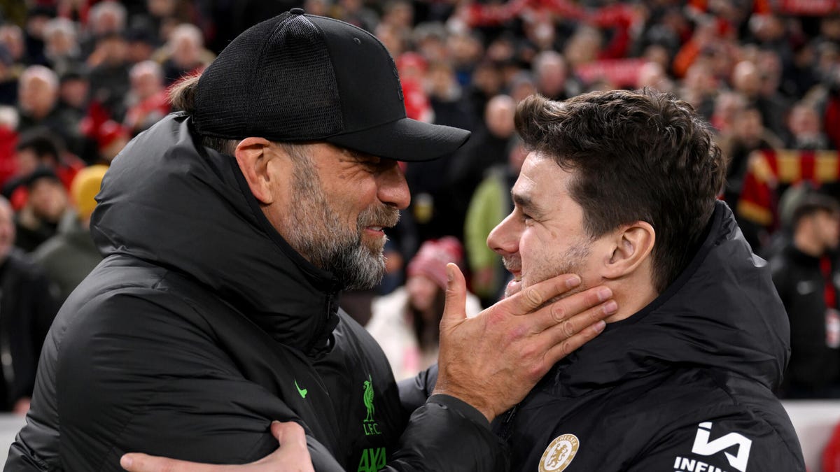 Liverpool manager Mauricio Pochettino and Chelsea manager Mauricio Pochettino greeting each other.