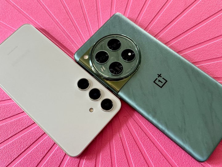 Samsung Galaxy S24 in Gray (left) and OnePlus 12 in Flowy Emerald.