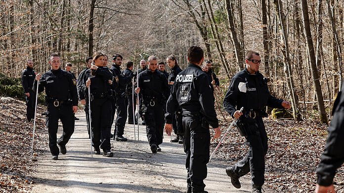 Polizisten durchsuchen im Fall Sonja Engelbrecht in einem Wald Nähe Kipfenberg im Landkreis Eichstätt das Gelände. Im Fall der vor 27 Jahren vermutlich ermordeten Münchnerin Sonja Engelbrecht sucht die Kripo seit Montag wieder mit einem großen Aufgebot nach Spuren.