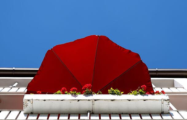 Ein Sonnenschirm auf dem Balkon ist genehmigungsfrei, bei einer Markise muss der Vermieter zuvor gefragt werden.