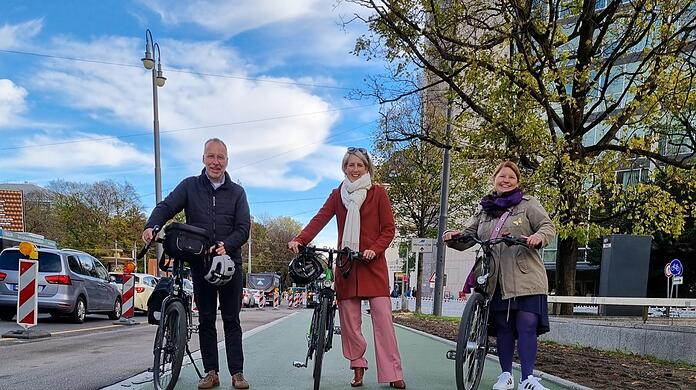 Drei Grüne auf einem grünen Radweg (v.l.): Christian Smolka, Katrin Habenschaden und Gudrun Lux.