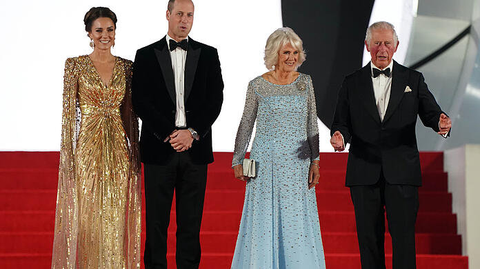 Kate, William, Camilla und Charles stehen in der ersten Reihe...