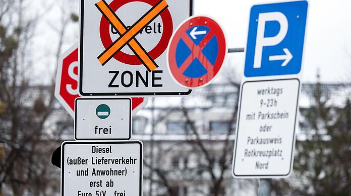 Ein Schild mit der Aufschrift "Umwelt Zone" und "Diesel (außer Lieferverkehr und Anwohner) erst ab Euro 5/V frei" steht an einer Zufahrt zur Landshuter Allee.