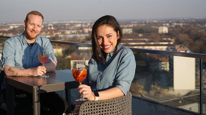 Alex und Fernanda genießen ihren Spritz auch gerne einmal in luftiger Fitzroy-Höhe.