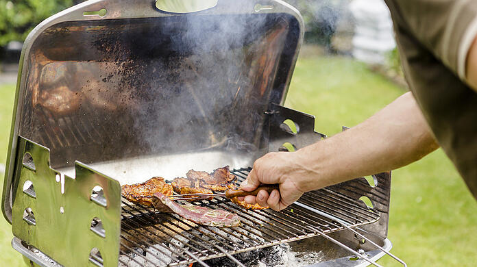 Wie oft man im Mehrfamilienhaus grillen darf, entscheidet auch mal ein Gericht. (Symbolbild)