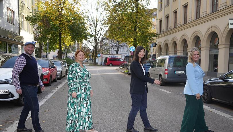 Eine Weißenburger Straße ohne Autos - das ist der Traum von Grünen und SPD.  SPD-Chefin Anne Hübner (zweite von rechts)  fordert, dass es nun schnell gehen muss.