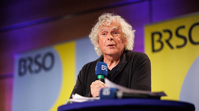 Sir Simon Rattle, designierter Chefdirigent, spircht bei einer Pressekonferenz von Chor und Symphonieorchester des Bayerischen Rundfunks.