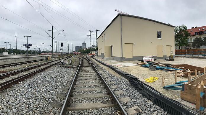 Blassgelb, würfelig, unscheinbar: Von außen sieht das neue Technikgebäude fürs elektronische Stellwerk (ESTW) an der Friedenstraße hinter dem Ostbahnhof schon fertig aus. In Betrieb geht das neue Stellwerk trotzdem erst im August 2024.