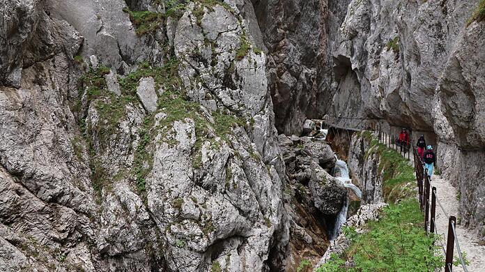 Der Weg durch die Höllentalklamm ist mit Absperrungen gesichert.