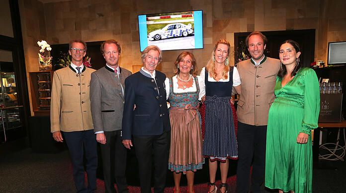 Große Familie: Leopold Prinz von Bayern (M.) mit seiner Frau Uschi und den (Schwieger-)Kindern (v. l.) Manuel Prinz von Bayern, Christian Dienst, Felipa Prinzessin von Bayern, Konstantin Prinz von Bayern und dessen Frau Deniz in der Motorwelt.