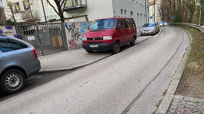 Für die Kindergartenkinder und ihre Eltern zu gefährlich: Die Straße vor ihrem Kindergarten in der Pestalozzistraße.