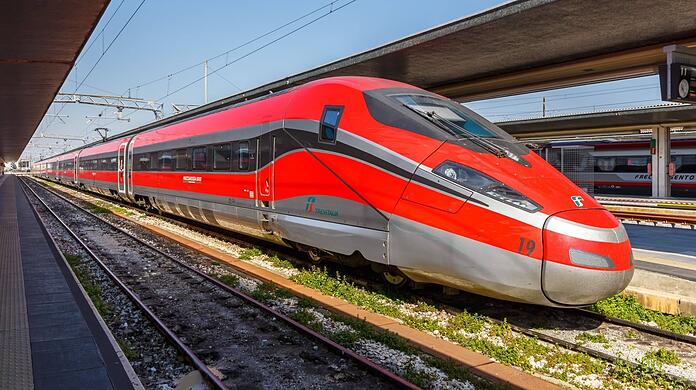 Ein Frecciarossa im Bahnhof Venezia Santa Lucia in Venedig. Auf ausgebauten Hochgeschwindigkeitsstrecken könn(t)en die Züge bis zu 300 Stundenkilometer fahren.