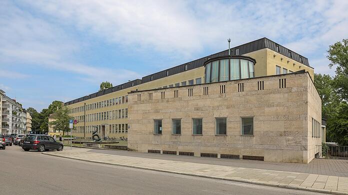 Die Tierklinik mit dem Schlangenbrunnen. Hier sollte großflächig abgerissen werden. Daraus wird erst einmal nichts.