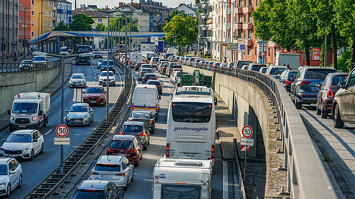 In München gibt es viele Neuzulassungen und viel Verkehr, deswegen reichen die Nummernschilder perspektivisch nicht mehr aus.