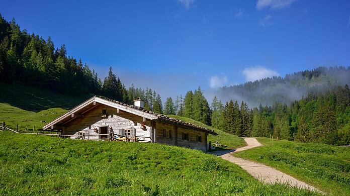 Eine Almhütte im Berchtesgadener Land. Um viele dieser Grundstücke gibt es Streit.