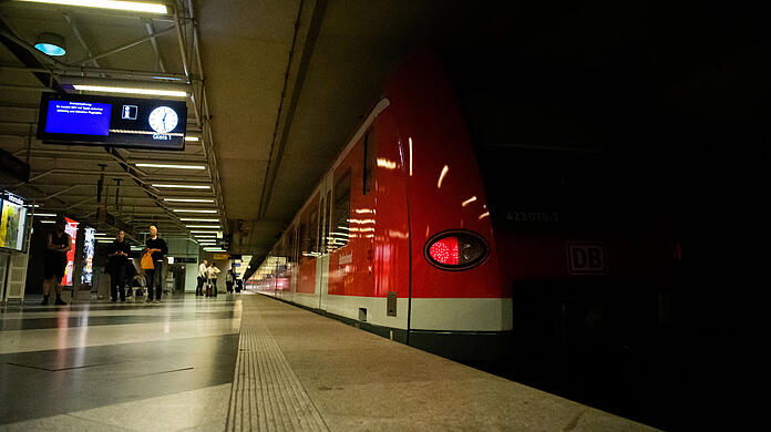 Eine abgestellte S-Bahn am Halt "München Flughafen": Mit dem Überwerfungsbauwerk können sich zukünftig S-Bahnen der Linien S1 und S8 ungehindert kreuzen.