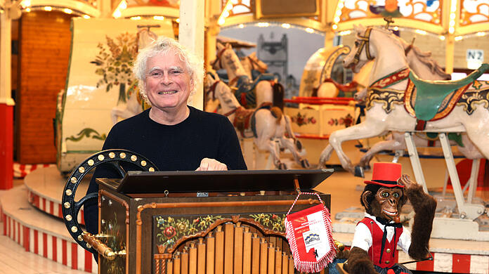 Wie sollte es bei einem Mann der Musik anders sein? Natürlich zieht es Simon Rattle an die Drehorgel. Der neue Chef des Symphonieorchesters des Bayerischen Rundfunks hat sichtlich Vergnügen am Trara auf dem Oktoberfest – und besonders auf der Oidn Wiesn.