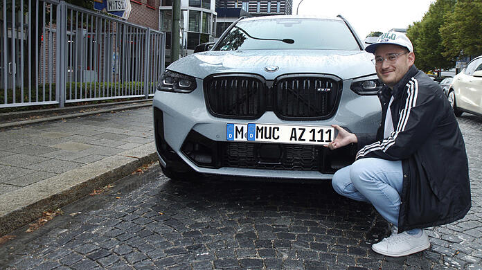 Findet "MUC" als Kennzeichen gut: Dionis A. mit dem neuen Nummernschild an der Zulassungsstelle.