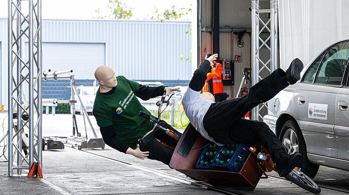 Bei einem Crashtest stoßen ein Lastenfahrrad und ein Fußgänger zusammen.