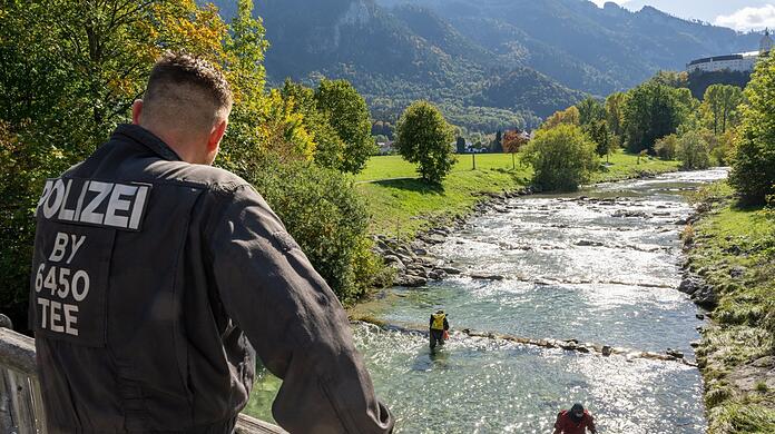 Nach dem Tod der 23-jährigen Hanna suchen Polizeitaucher im Oktober 2022 das Flussbett der Prien bei Aschau im Chiemgau nach Spuren ab.