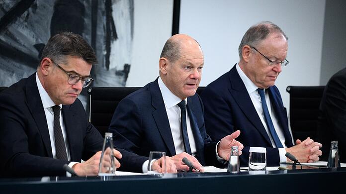 Bundeskanzler Olaf Scholz (M) äußert sich zusammen mit Hessens Ministerpräsident Boris Rhein (l) und Niedersachsens Regierungschef Stephan Weil nach dem Bund-Länder-Gipfel im Bundeskanzleramt.