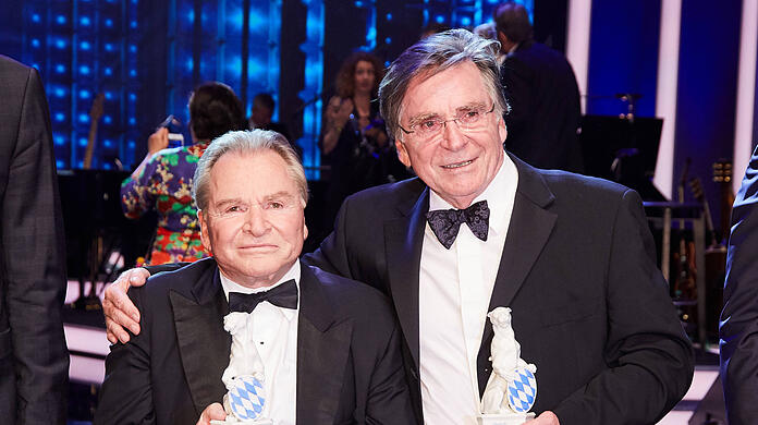 Fritz Wepper mit Bruder Elmar Wepper beim Schlussbild im Saal nach der Verleihung des Bayerischen Fernsehpreises im Prinzregententheater in München 2019.