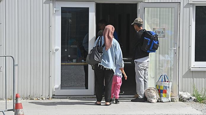 Geflüchtete vor einem Ankunftszentrum in München. Wer weiter als ins Nachbarland flieht, denkt nicht zuerst an die potenzielle Sozialhilfe.