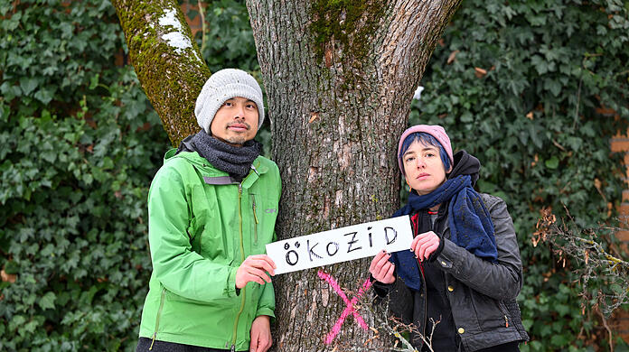 Sie protestieren gegen die Baumfällungen im Westend: Die Aktivisten Tsungi und Paula an der Ecke Westend-/Schrenkstraße.