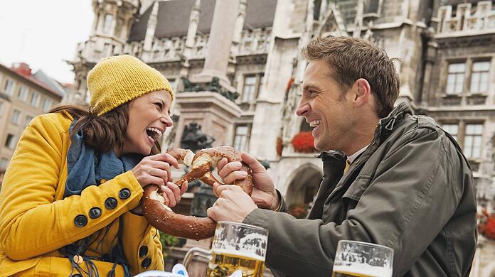 Eine backfrische Breze gehört zur kulinarischen Reise durch München einfach dazu.