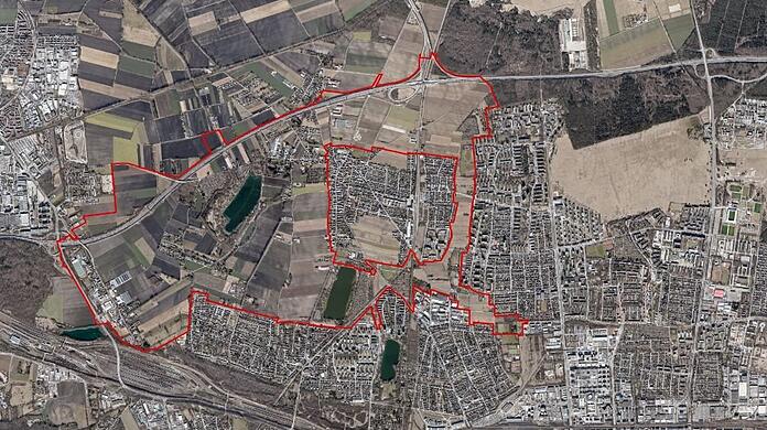 Feldmoching von oben: Rot umrandet ist das Planungsgebiet. Insgesamt ist es 900 Hektar groß. Fast die Hälfte ist Ackerland und die Landwirte wollen ihren Betrieb nicht aufgeben. Wie könnte also eine neue Siedlung aussehen? Die Stadt will die Bürger und Eigentümer 2024 mit einer Ideenwerkstatt beteiligen.