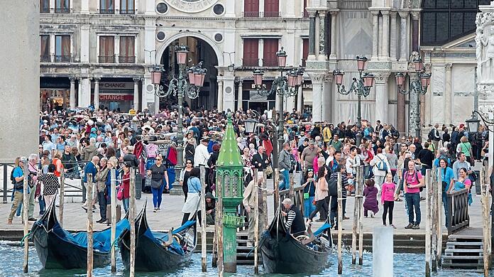 Das Touristen-Problem in Venedig besteht seit Jahren, hier der Markusplatz im Jahr 2015.