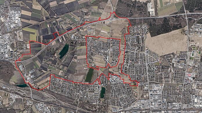 Die rot umrandete Fläche kommt für eine neue Siedlung in Frage. Naturschützer wollen das verhindern.