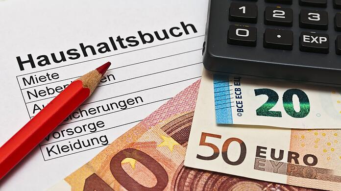 Sparen ist in Zeiten von Inflation alles andere als einfach. Aber schon einfache Tricks können helfen.