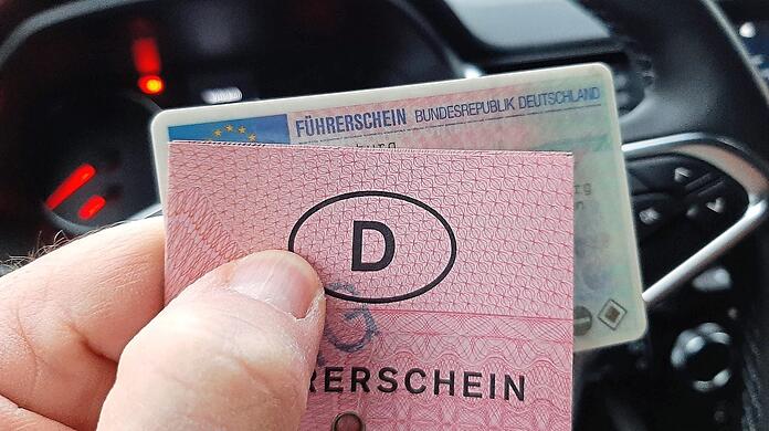 Der Führerschein auf Papier verliert seine Gültigkeit. Bis 2033 sollen alle Deutschen ihren Führerschein umgetauscht haben. Das erfolgt stufenweise, nach Geburtsjahrgängen gestaffelt. Doch Tausende Münchner haben vergessen, dass sie schon dran waren.