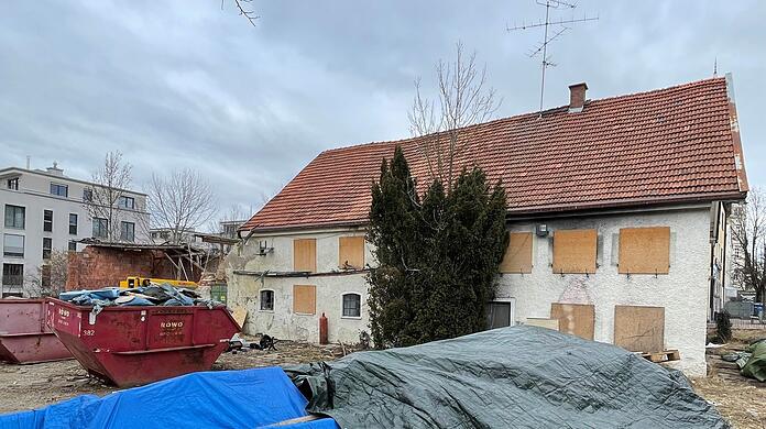 Der noch bestehende Teil des Riegerhofs ist verrammelt. In das Denkmal sollen Wohnungen gebaut werden.