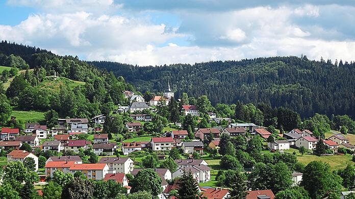 Blick über Warmensteinach im Fichtelgebirge. Die Region wird von einem neuen Reiseführer zu einem der Trendziele für dieses Jahr ausgerufen.