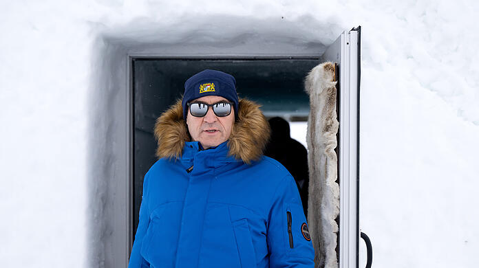 Markus Söder (CSU), Ministerpräsident von Bayern, kommt im Ice Hotel zu einer Hundeschlittenfahrt. Bayerns Ministerpräsident Söder reist von Mittwoch bis Freitag durch Schweden. +++ dpa-Bildfunk +++